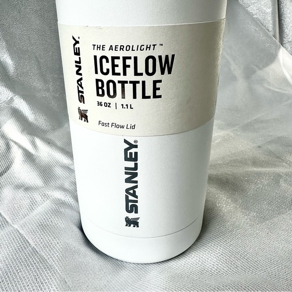 🎉HP!🎉 STANLEY ✨NWT✨ 36 oz Aerolight IceFlow Bottle in Polar - Picture 2 of 8